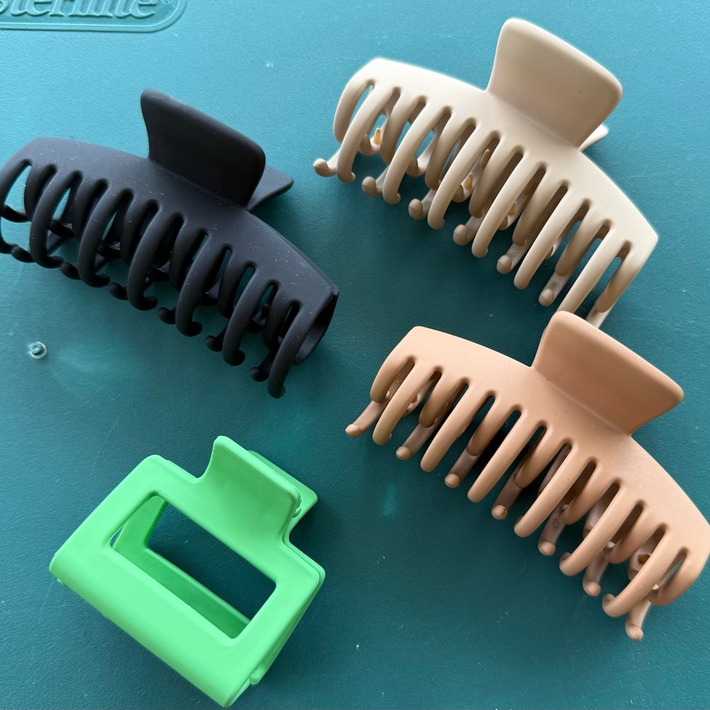 NWOT Bundle of Assorted Size Women’s Hair Claw Clip Set - Black, Green, Tan
